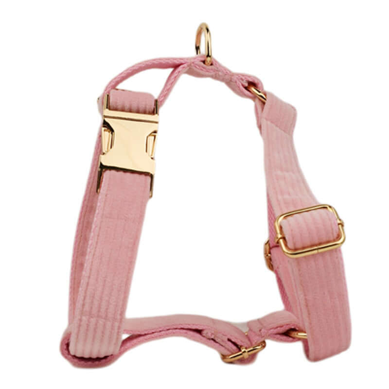 Harnais en velours rose pour chien, élégant et confortable avec boucle dorée.