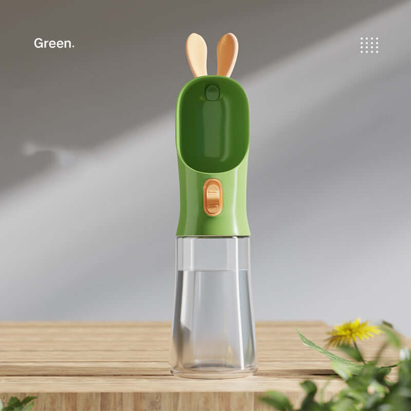 Bouteille d'eau de voyage verte pour animaux avec design ergonomique et oreilles de lapin.