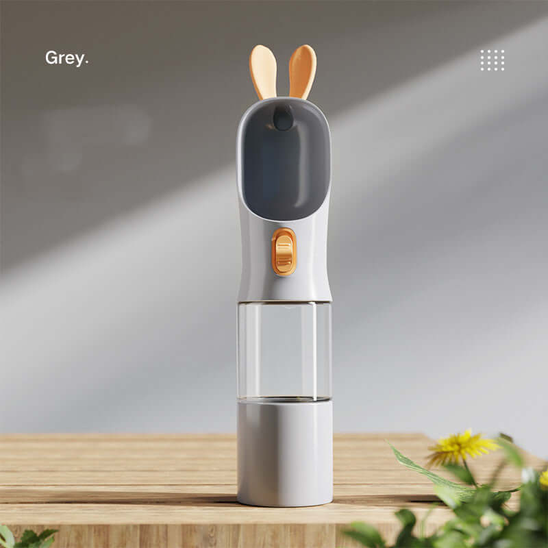 Bouteille d'eau de voyage pour animaux de compagnie en gris, avec design ergonomique et oreilles de lapin.