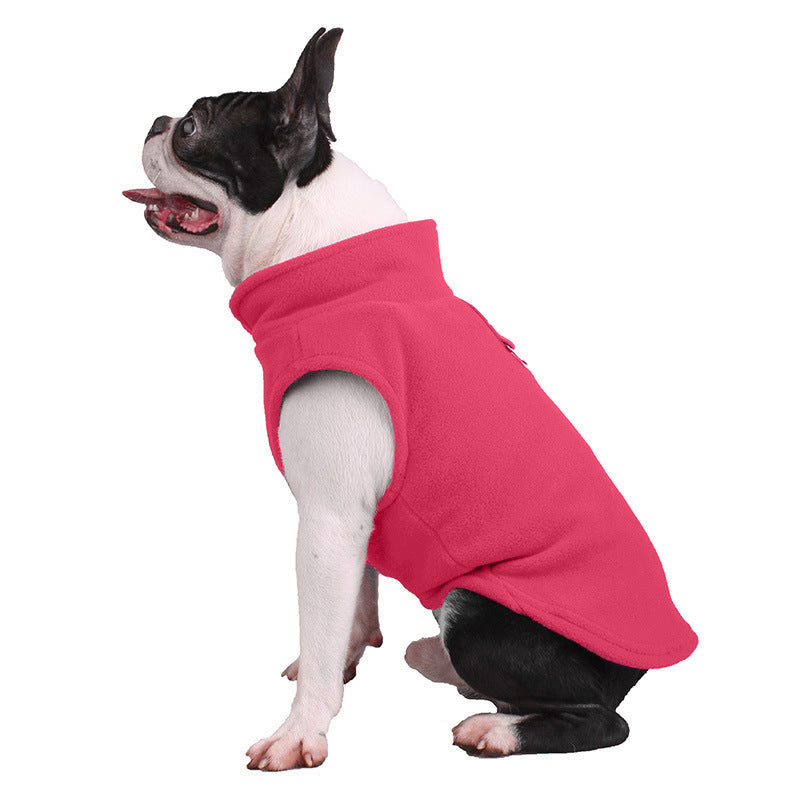 Chien portant un pull en fleece rose, confortable et élégant, idéal pour garder votre animal au chaud.