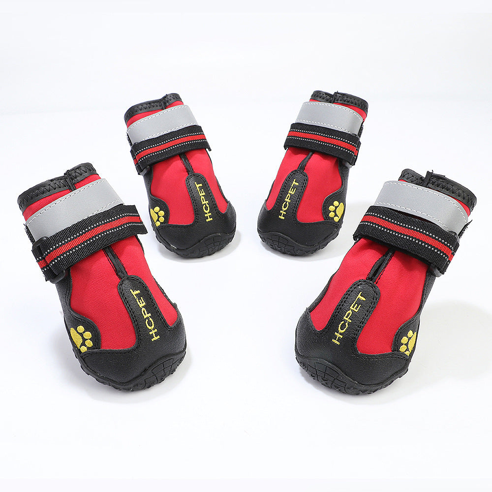 Chaussures imperméables pour chiens en rouge et noir, conçues pour protéger les pattes de votre animal de compagnie.