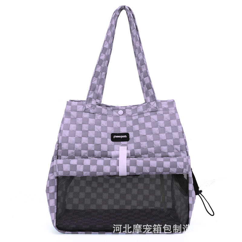Sac à dos portable pour chat en tissu à carreaux avec ouverture en filet et poignées confortables.