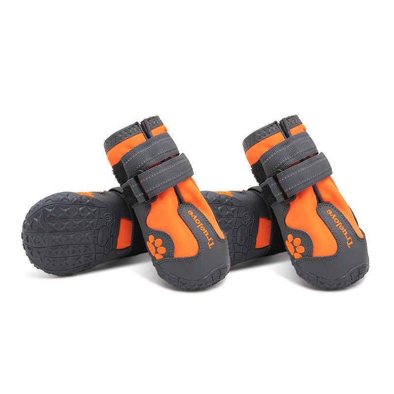 Chaussures antidérapantes pour grands chiens en noir et orange, offrant confort et sécurité en extérieur.