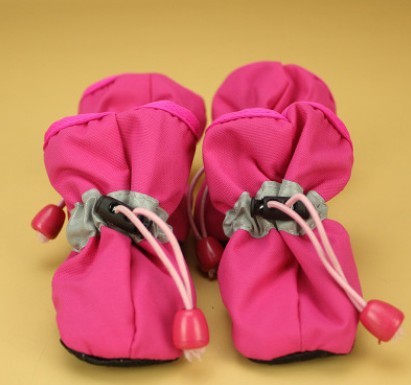 Chaussures antidérapantes douces pour chiens en couleur rose, conçues pour confort et protection.