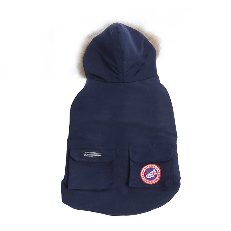 Gilet matelassé en coton bleu avec capuche et poches, idéal pour le confort et la chaleur des animaux.