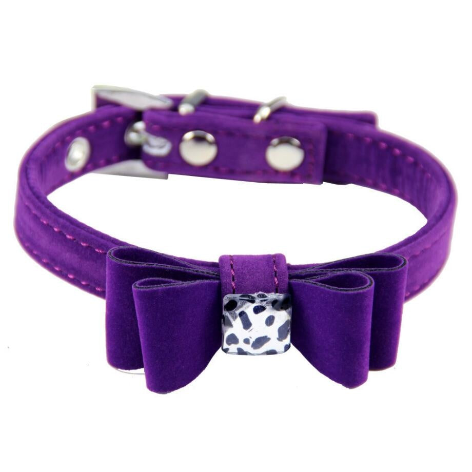 Collier pour chien en flanelle violet avec nœud papillon, élégant et confortable pour animaux de compagnie.