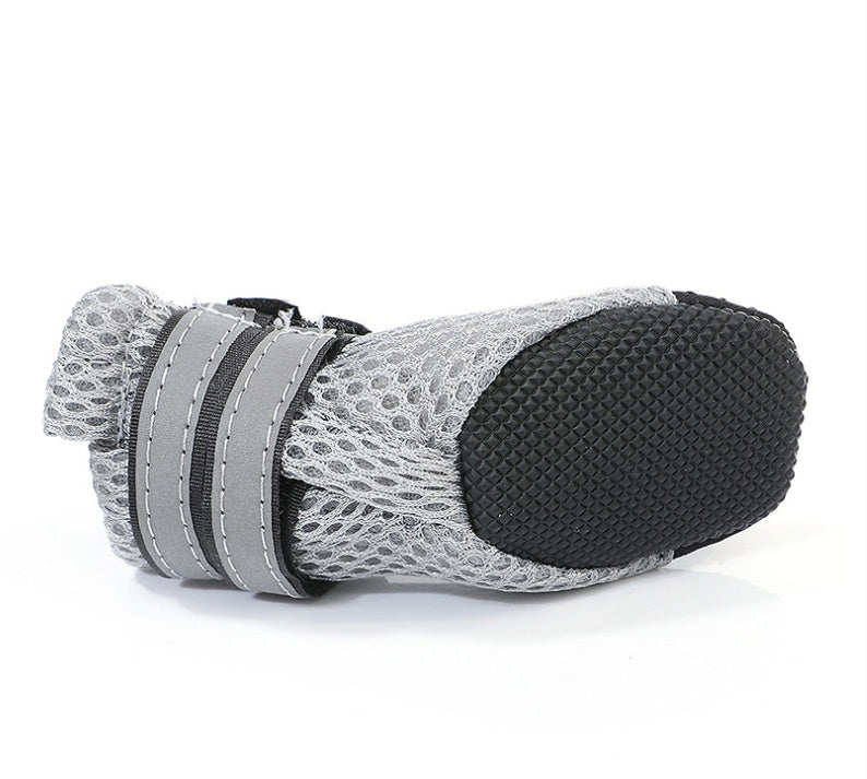 Chaussure de promenade pour chien en matériau extensible, idéale pour protéger les pattes lors des promenades.