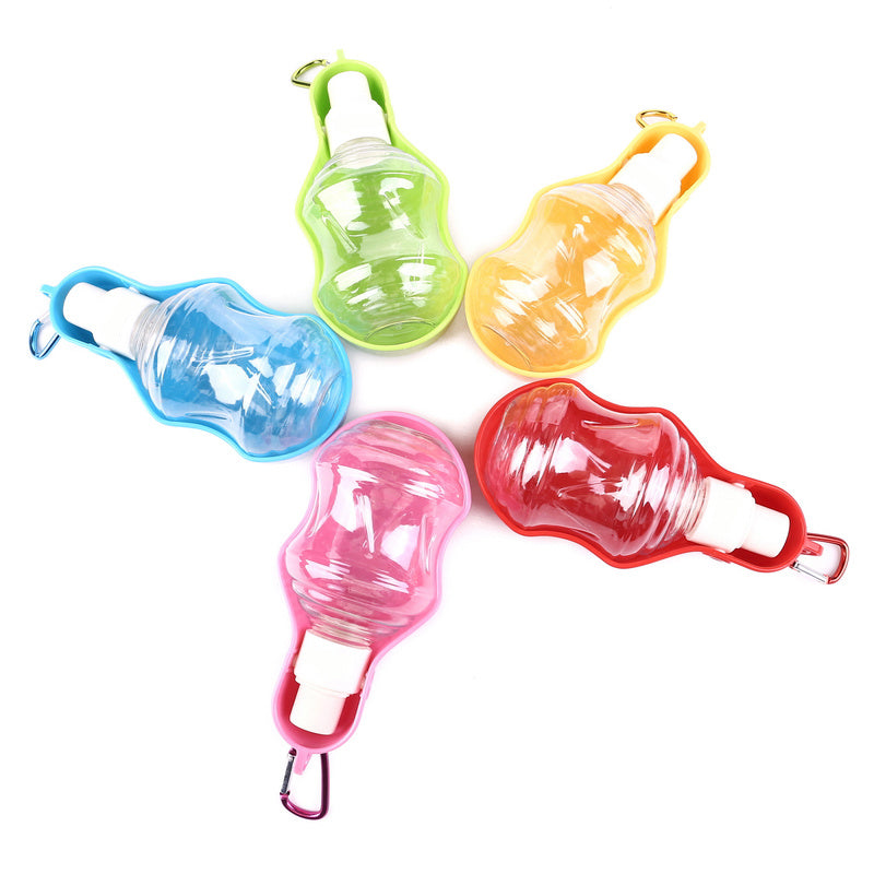 Distributeur d'eau en plastique pour animaux de compagnie, disponible en cinq couleurs vives, facile à transporter.