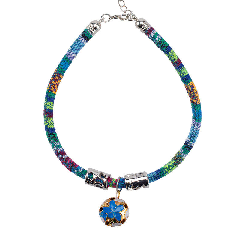 Collier Ethnique à Cloche pour Animaux, en tissu vibrant avec pendentif floral, accessoire pour chien ou chat.
