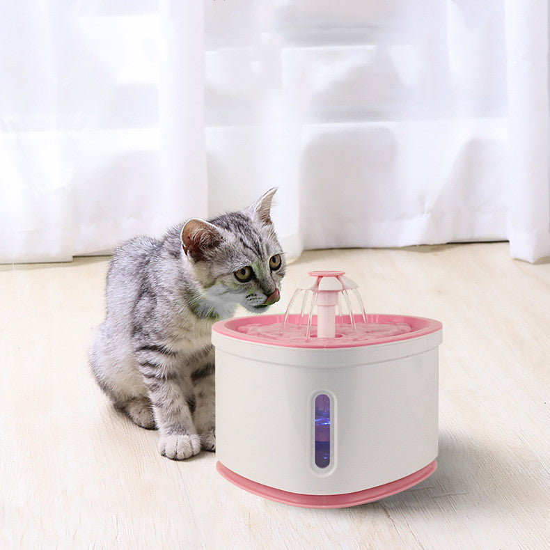 Fontaine automatique pour animaux avec LED, offrant de l'eau fraîche au chat dans un intérieur moderne.