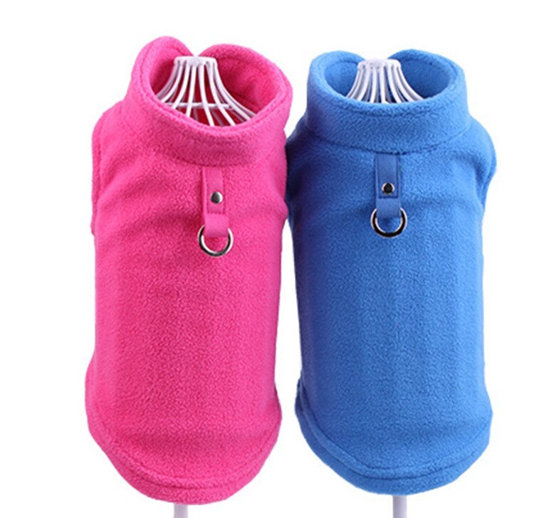 Pull en fleece pour chien, disponible en rose et bleu, offrant chaleur et confort pour votre animal.