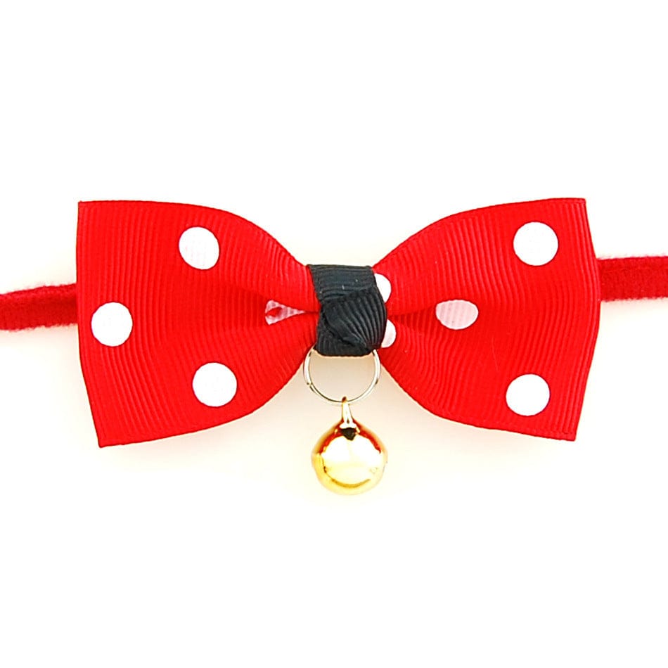Nœud papillon rouge à pois blancs pour chiens et chats avec cloche en cuivre, accessoire tendance.