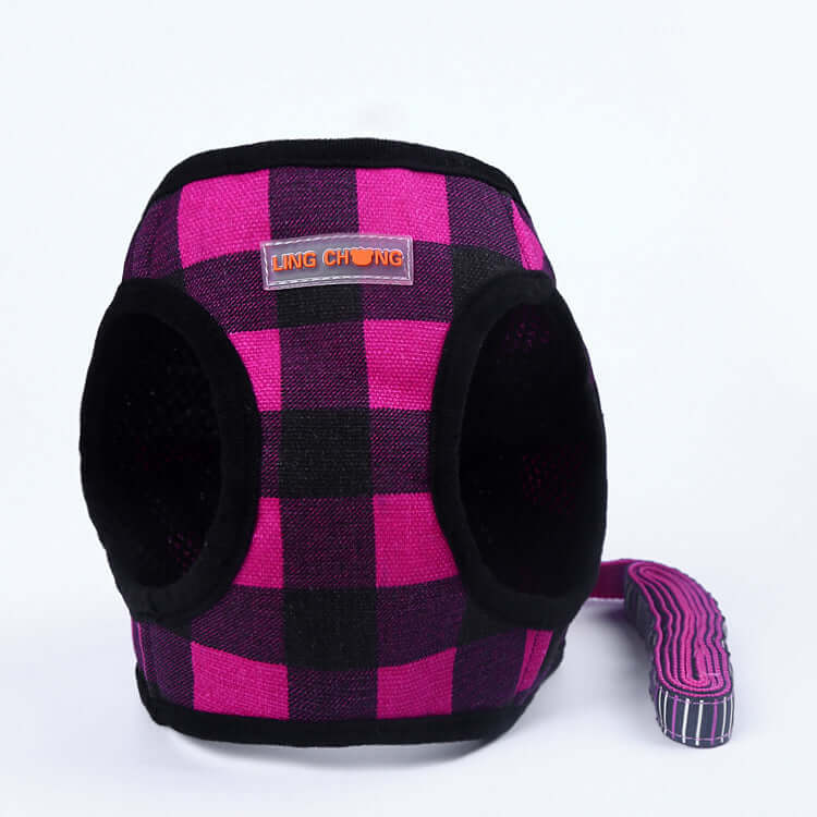 Gilet de randonnée pour chien rose à carreaux, conçu pour le confort et la sécurité lors des balades.