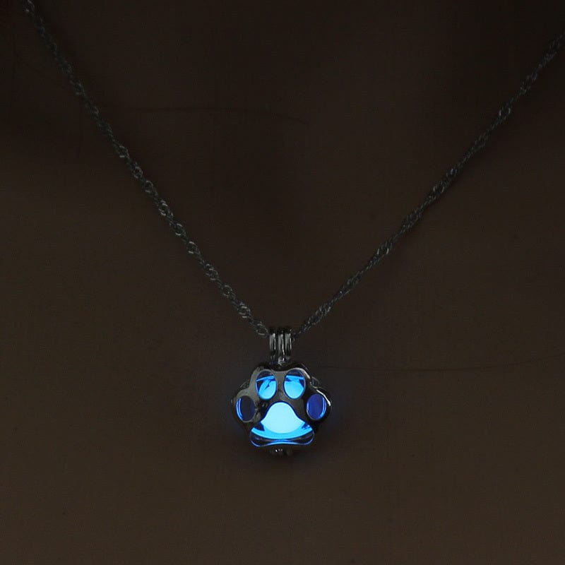 Collier lumineux en forme de patte d'animal, parfait pour les amoureux des animaux et les soirées magiques.