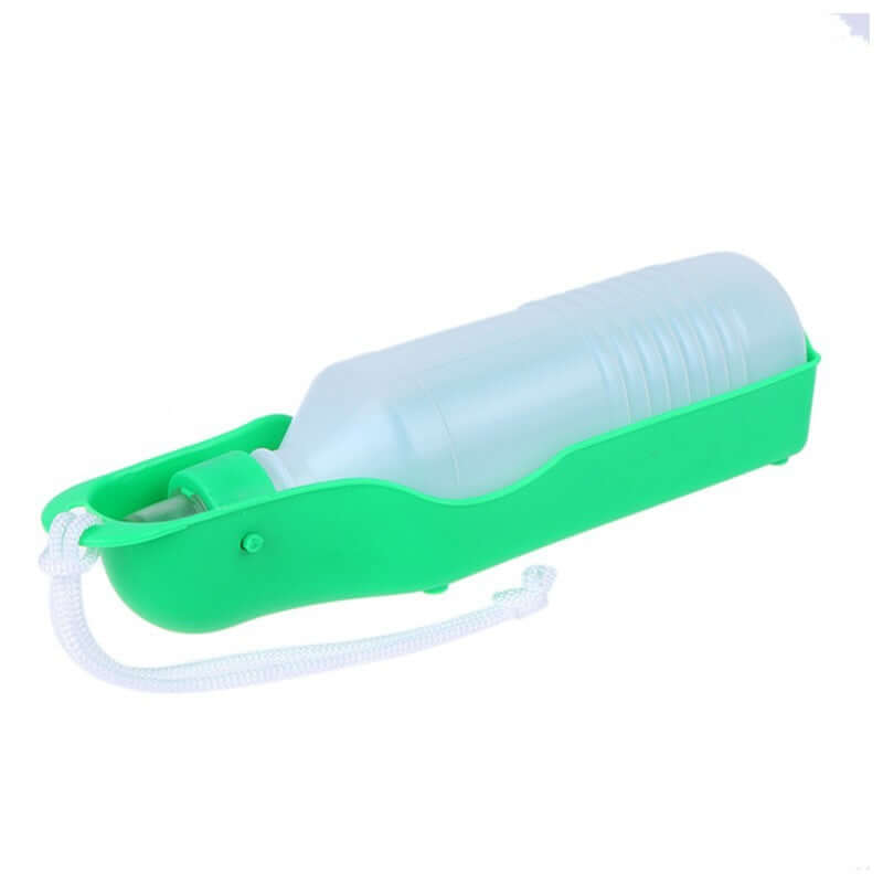 Bouteille d'eau portable pour chien, accessoire pratique pour hydratation en extérieur.