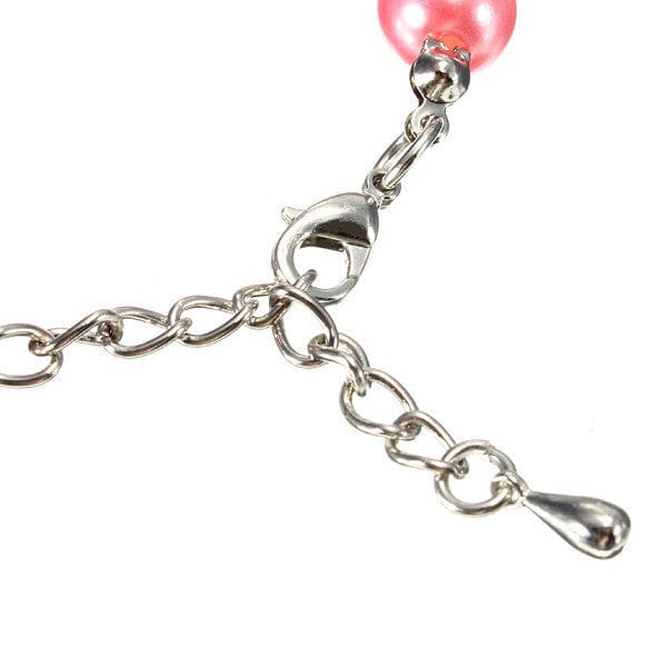 Détails du collier en perles pour animaux, mettant en avant le fermoir et les perles roses.