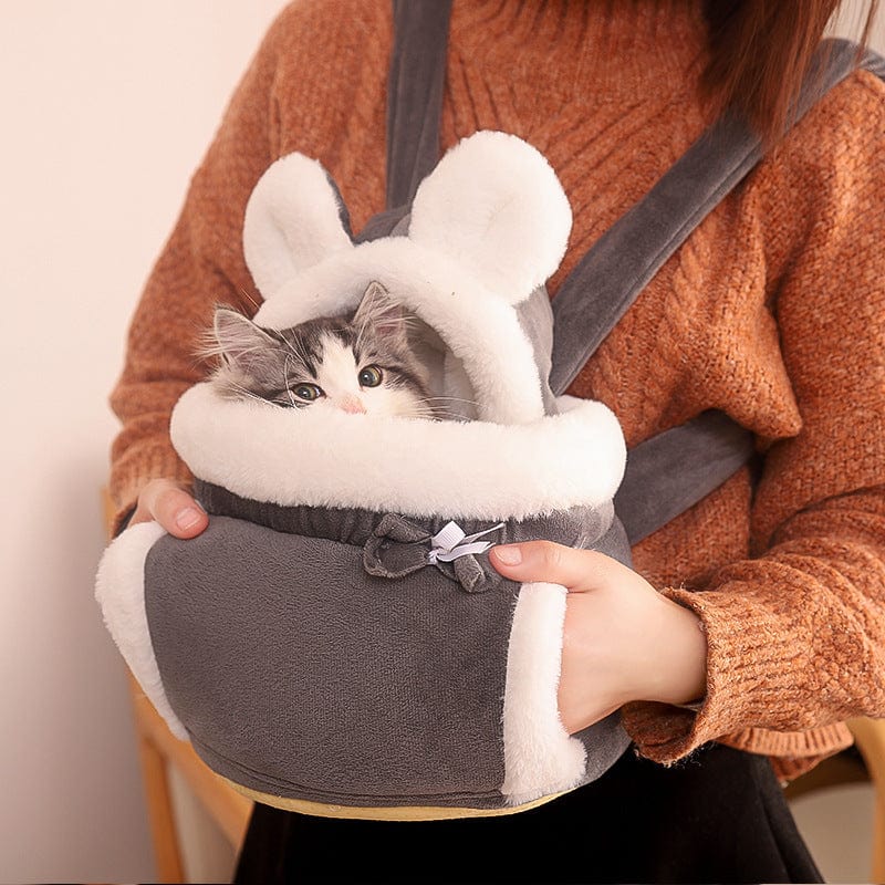 Sac à dos en velours avec chaton à l'intérieur, style adorable et pratique pour animaux de compagnie.