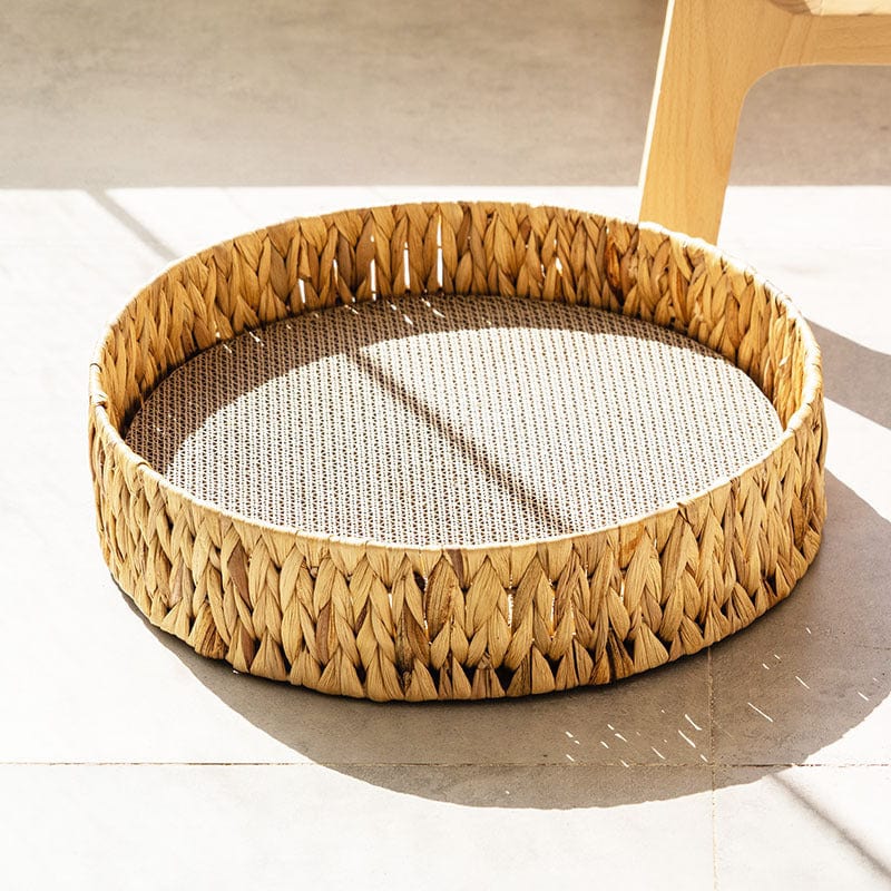 Nid en rattan pour chat, offrant confort et espace de grattage. Idéal pour un repos confortable.