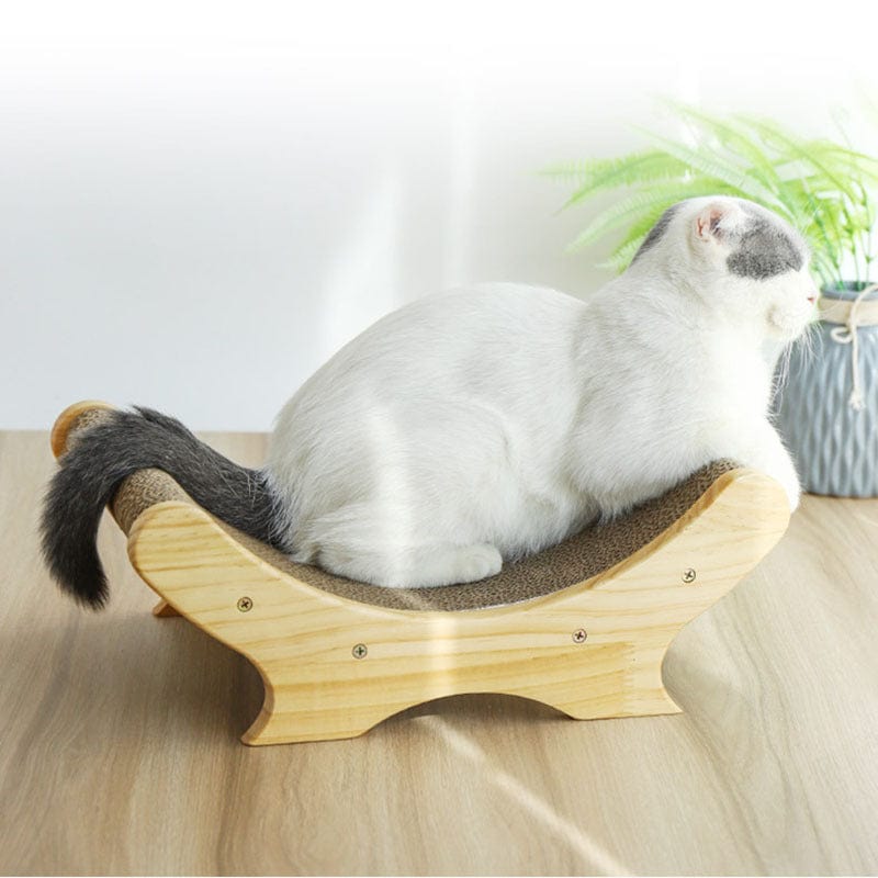 Chat assis sur un grindoir en papier ondulé en forme de lit, idéal pour gratter et divertir les chats.