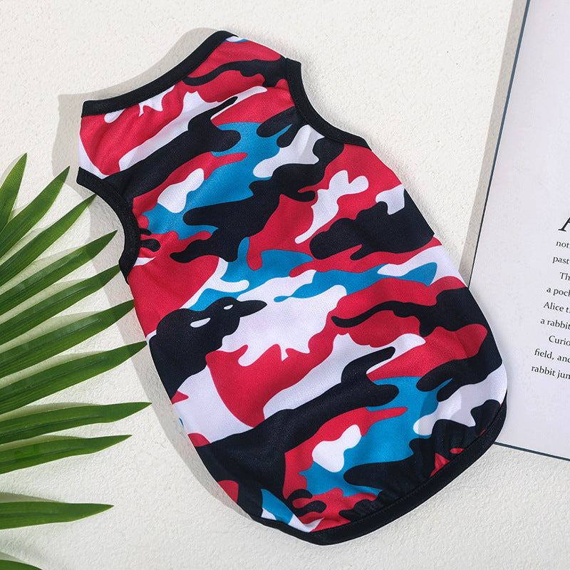 Veste camouflage colorée pour chien en polyester léger, idéale pour le style et le confort des animaux.