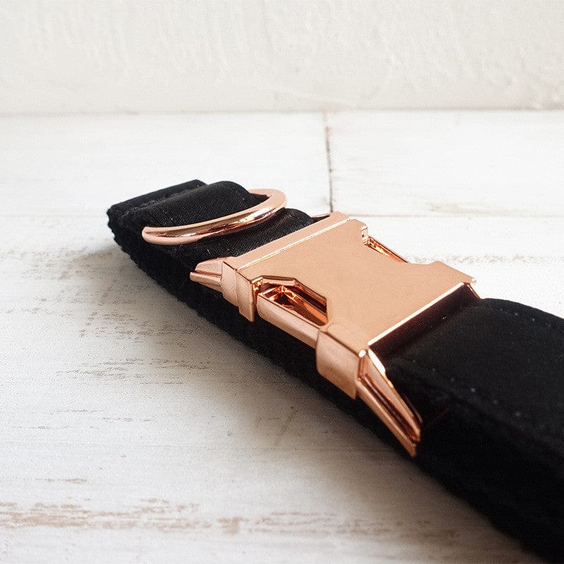 Collier pour chien noir en polyester avec boucle en rose doré, durable et élégant.