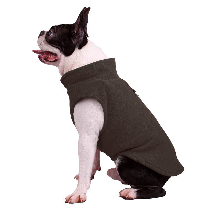 Chien en pull en fleece, accessoire élégant pour animaux, gardant votre compagnon au chaud.
