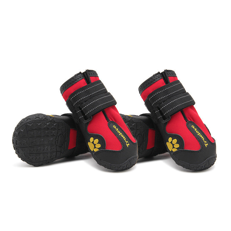 Chaussures antidérapantes rouges pour grands chiens avec fermeture velcro pour confort et sécurité.