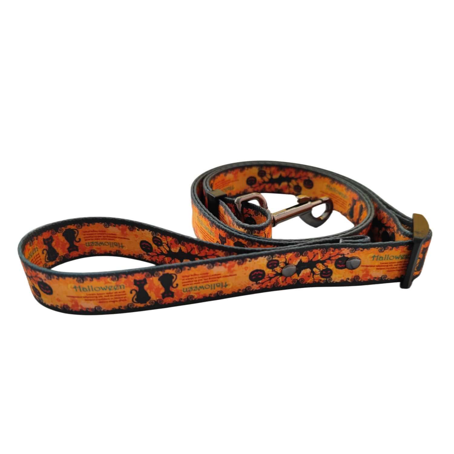Harnais et laisse à imprimé Halloween pour chien, couleur citrouille et motifs fantômes.
