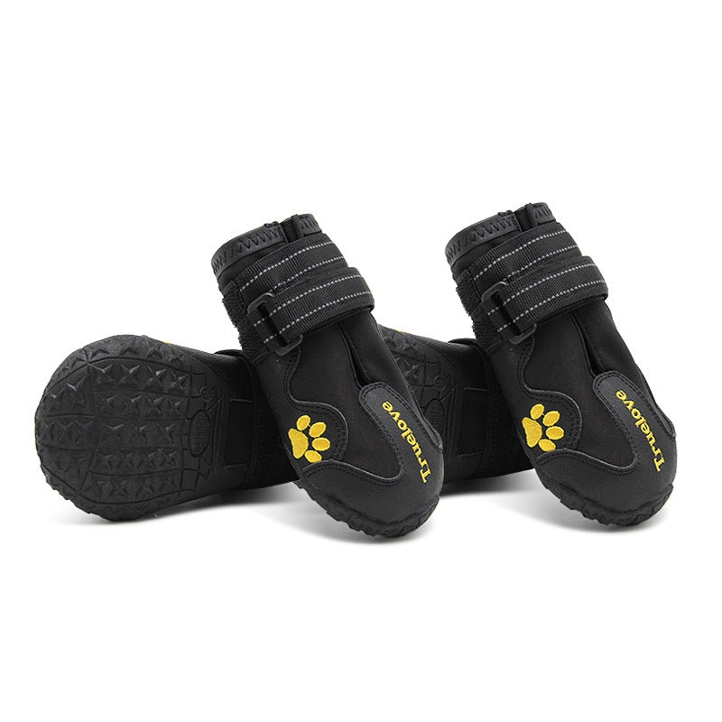 Chaussures antidérapantes pour grands chiens avec fermeture velcro et semelle robuste.