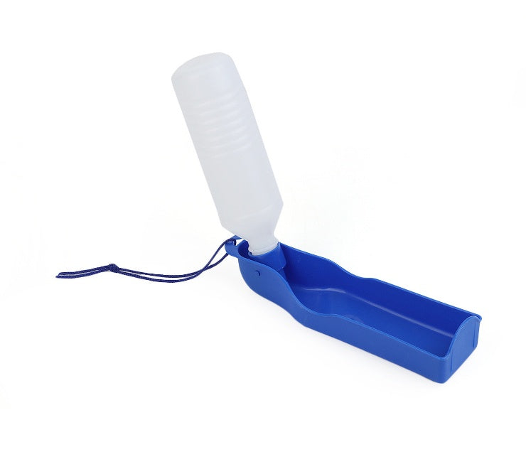 Bouteille d'eau portable pour chiens avec bol, en plastique bleu, pratique pour l'hydratation des animaux.