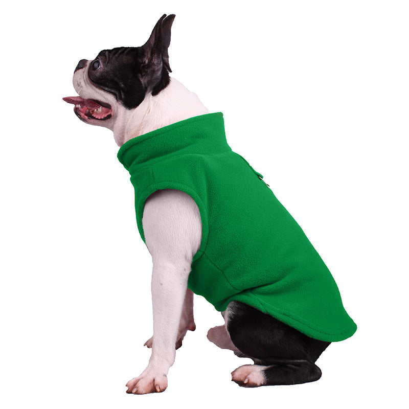 Chien en pull en fleece vert, accessoire pour animaux, confortable et léger pour les journées fraîches.