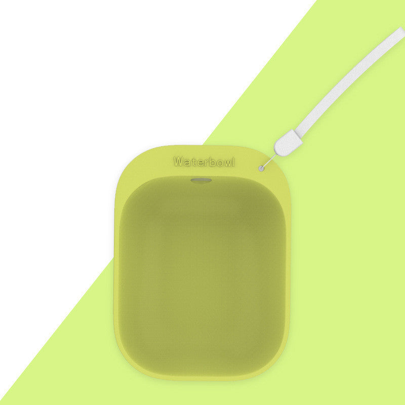 Bol à boire portable pour animaux en plastique vert, idéal pour l'hydratation lors des aventures.