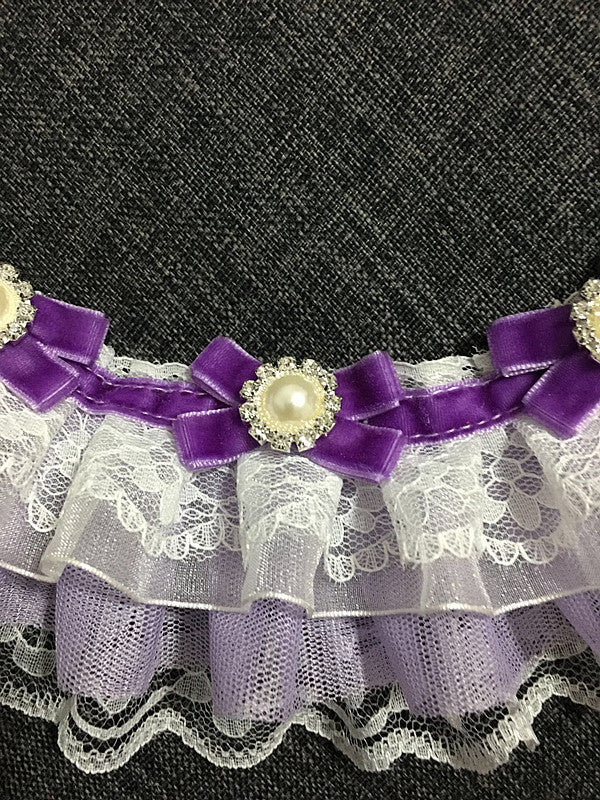 Collier nœud papillon violet pour animaux de compagnie, en tissu doux, orné de perles et de dentelle.