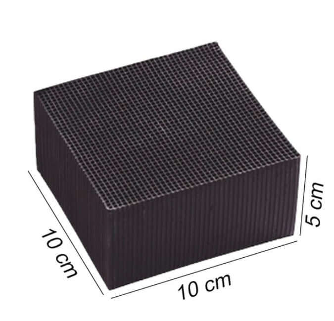 Filtre à eau en charbon actif pour aquarium, 10x10x5 cm, structure à mailles denses pour une filtration efficace.