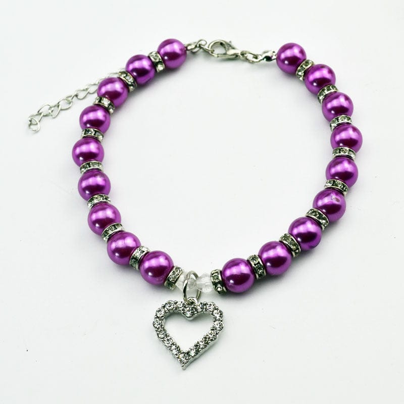 Collier en perles violettes pour animaux de compagnie avec pendentif en forme de cœur, élégant et confortable.