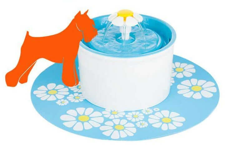 Fontaine à eau automatique pour chiens et chats avec un décor de fleurs et un chien en plastique à côté.