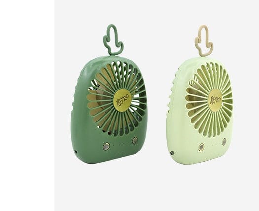 Deux ventilateurs portables suspendus en vert et vert clair, idéaux pour un rafraîchissement pratique en extérieur.