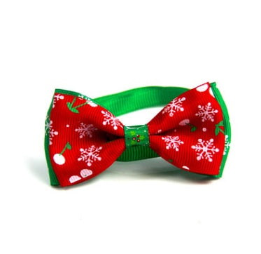 Nœud papillon de Noël pour chiens et chats en rouge et vert, décoré de flocons de neige et motifs festifs.