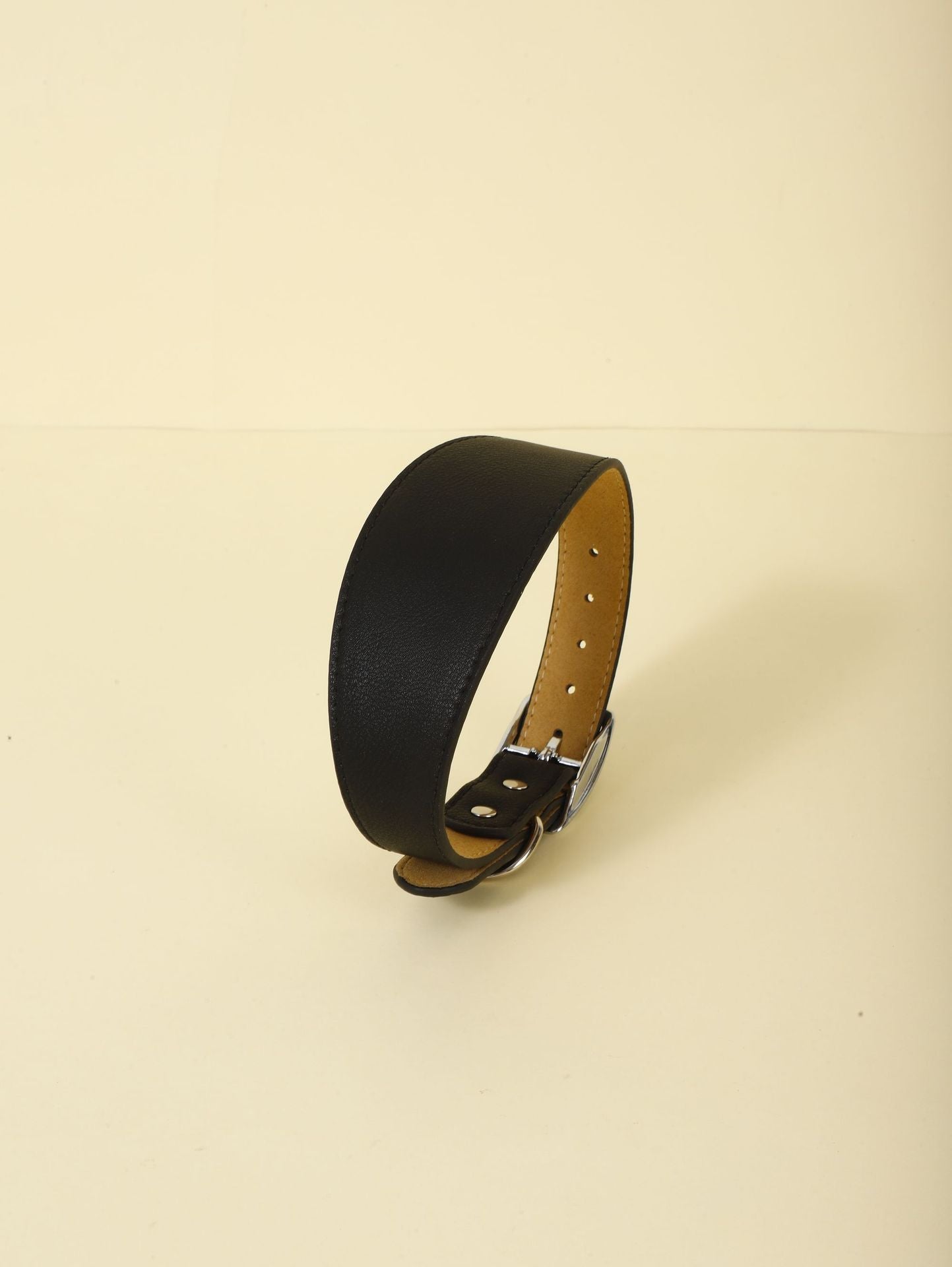 Collier ajustable décontracté en microfibre noir pour animaux, idéal pour le confort et le style des chiens et chats.