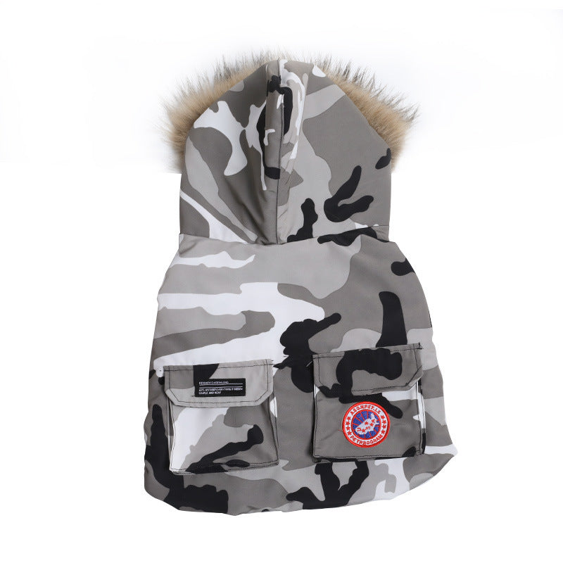 Gilet matelassé en coton camouflage pour chien avec capuche et poches, style moderne et décontracté.