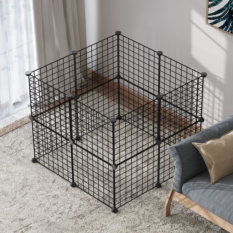 Clôture intérieure en métal noir pour petits chiens, idéale pour un espace sûr et confortable.