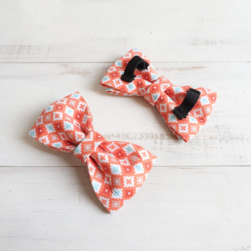 Nœud papillon en bijoux pour chiens en polyester avec motif coloré, parfait pour accessoire de mode animal.