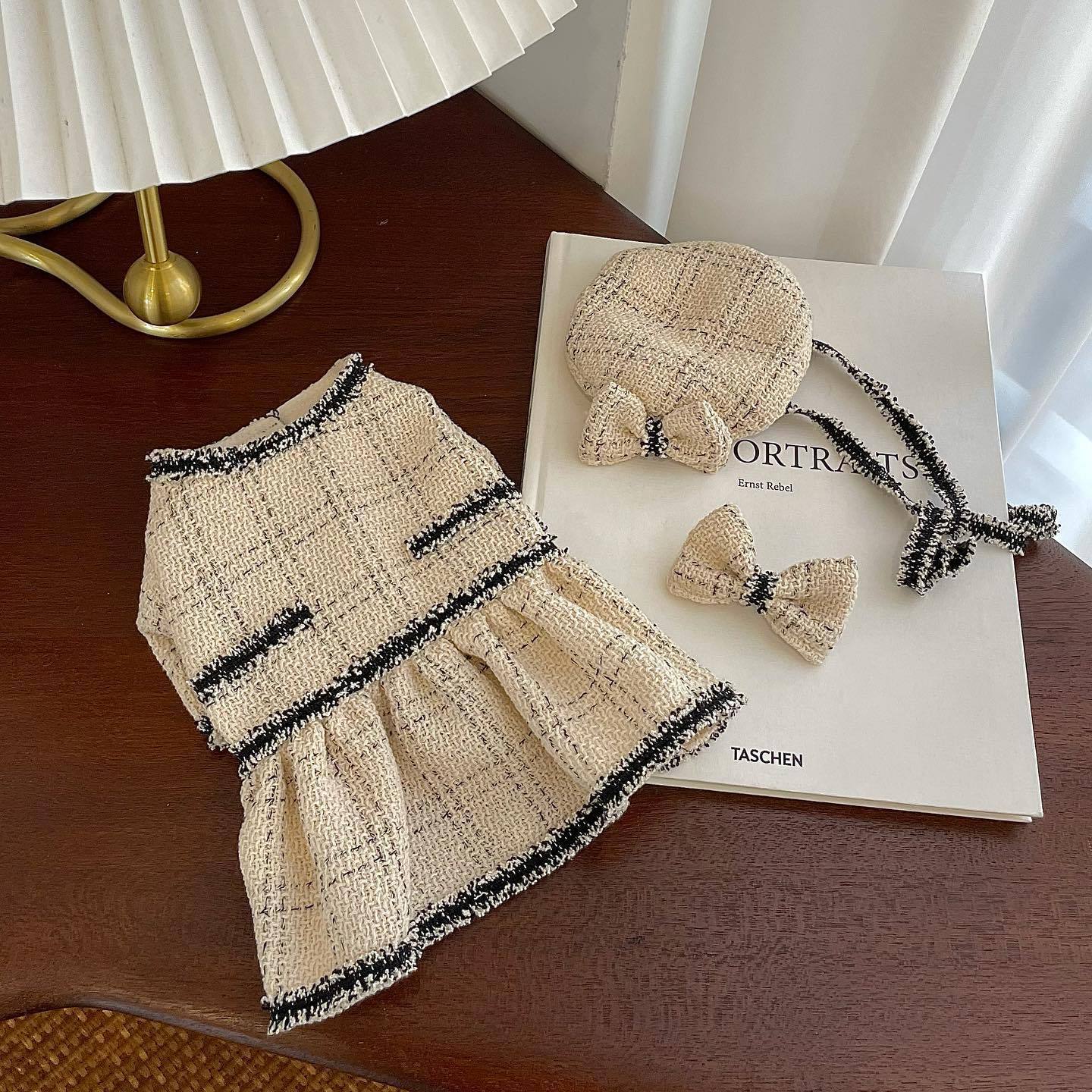Jupe princesse en coton beige pour chien et chat, accompagnée d'un chapeau et d'un nœud, sur une table en bois.