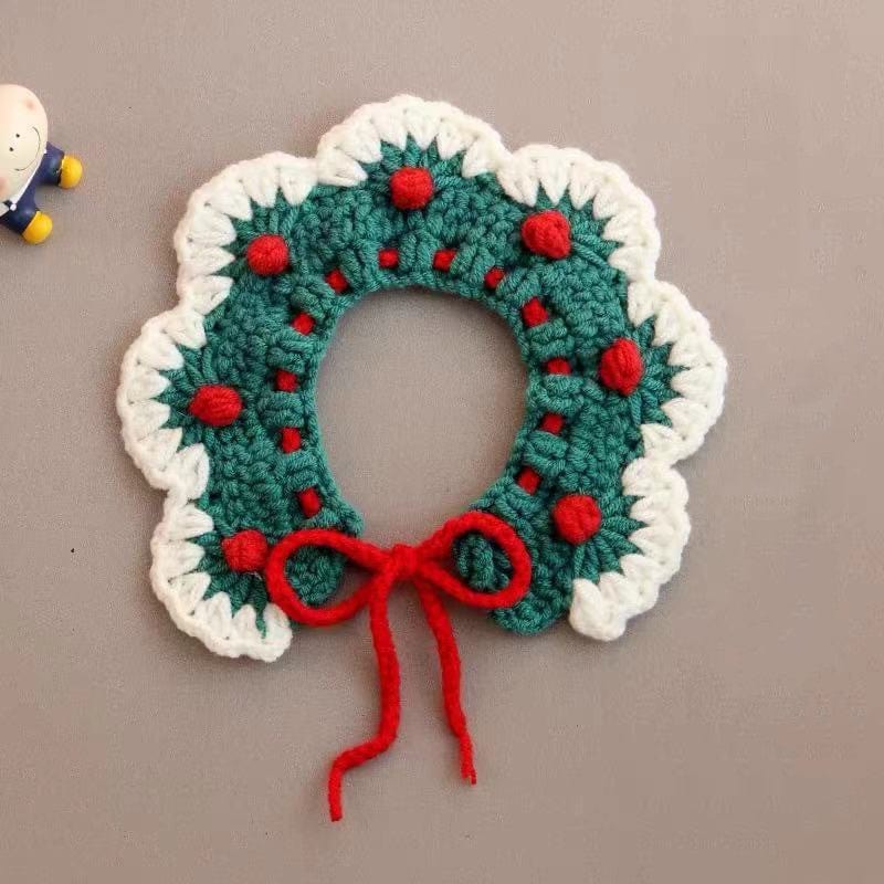 Écharpe à col en tricot vert et blanc avec des détails rouges pour animaux de compagnie, idéale pour les saisons festives.