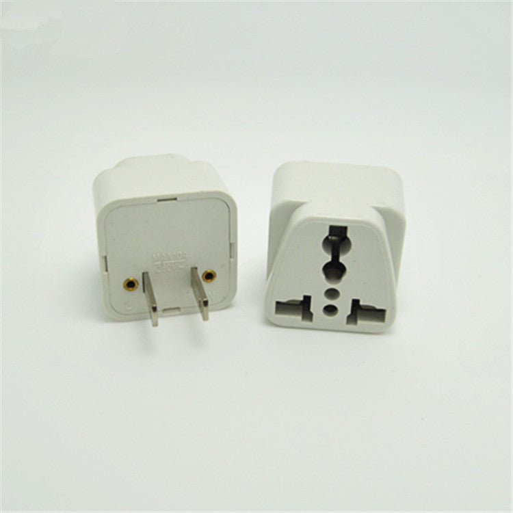 Adaptateur électrique blanc avec deux broches pour différentes prises.