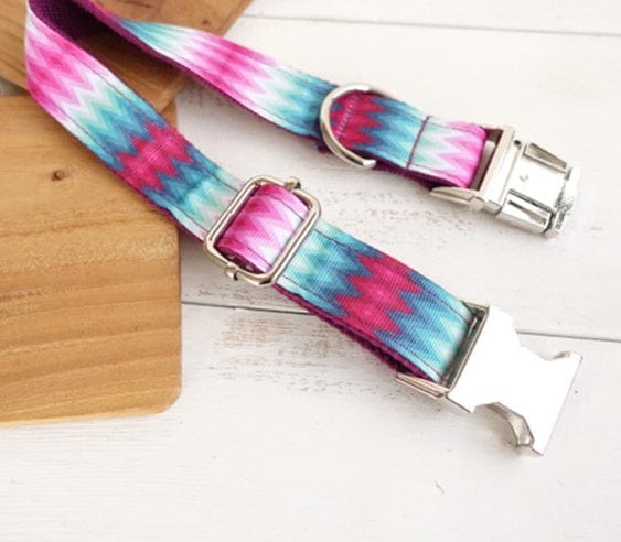 Collier pour chien coloré en polyester avec motif zigzag violet et turquoise, équipé d'une boucle en métal.