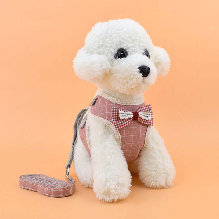 Harnais rose à carreaux pour chien avec laisse, conçu pour le confort et le style de votre animal de compagnie.