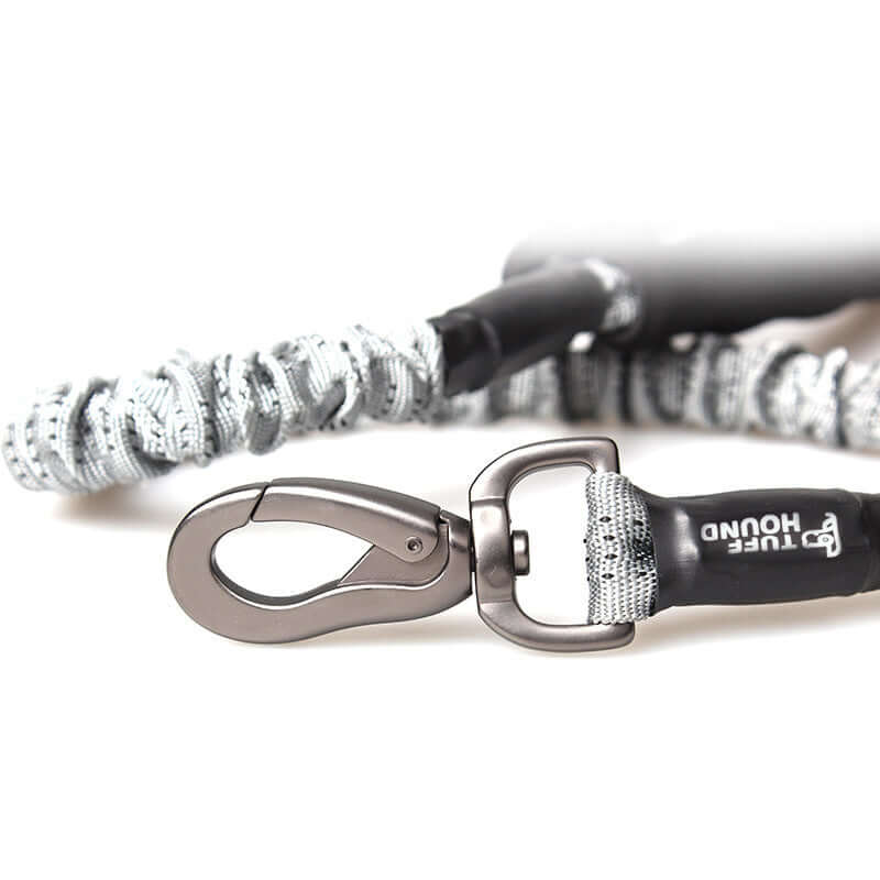 Laisse robuste pour chien avec mousqueton en métal et design en coton, idéale pour promenades sécurisées.