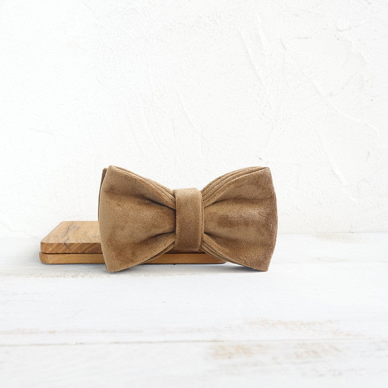 Collier de chien avec nœud en coton biologique sur fond beige, accessoire tendance pour animaux.