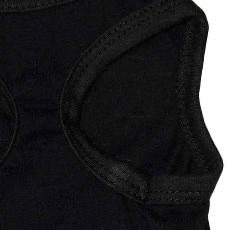 Gilet de sécurité en coton noir pour petit chien, conçu pour le confort et le style lors des promenades.